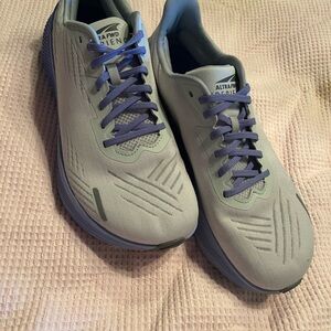 Altra ladies Running Shoes - Light Gray with Purple Laces